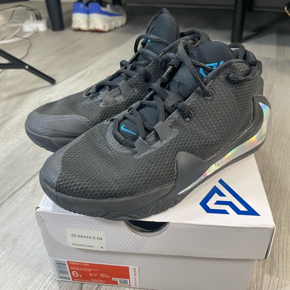Nike Other - Nike Zoom Freak 1 GS sz 6Y Giannis Triple Black MultiColor Iridescent BQ5633 004